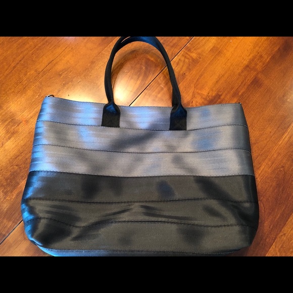 Harveys Wanderer Seatbelt Medium Tote 